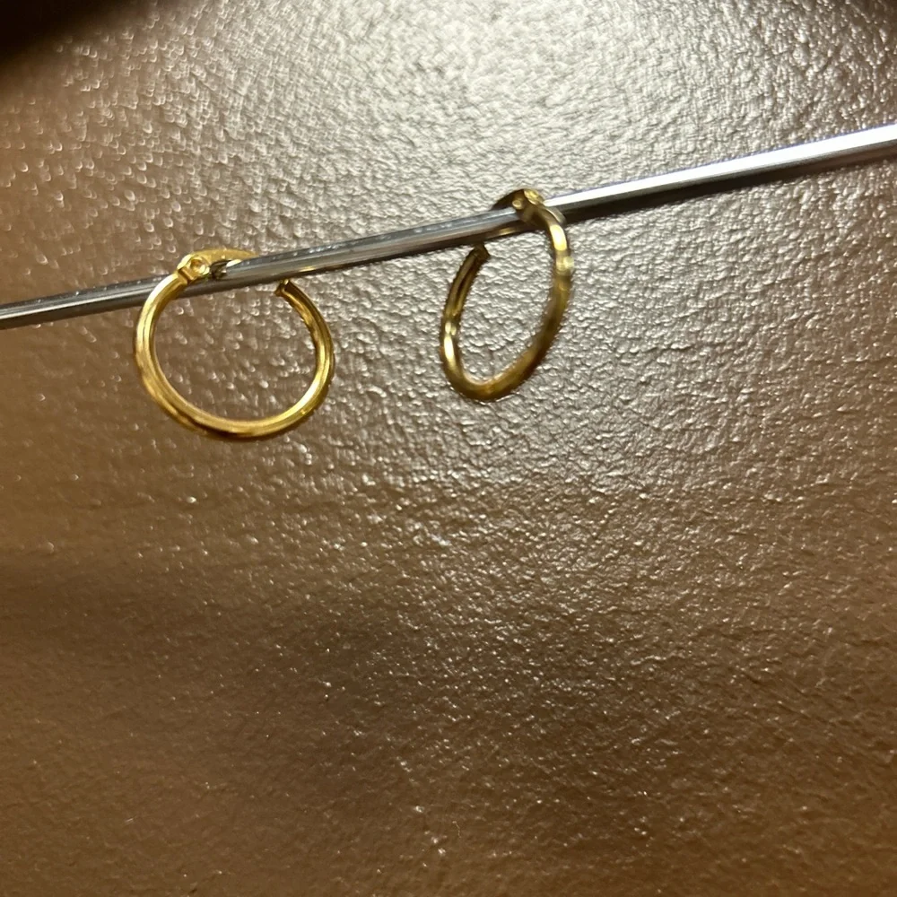 Vera small golden hoops